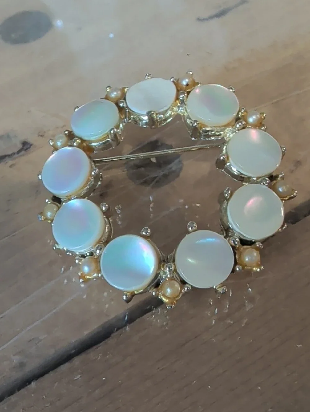 Classic Mother-of-Pearl and Pearl Circle Brooch - White/Gold Tone Vintage 1.5